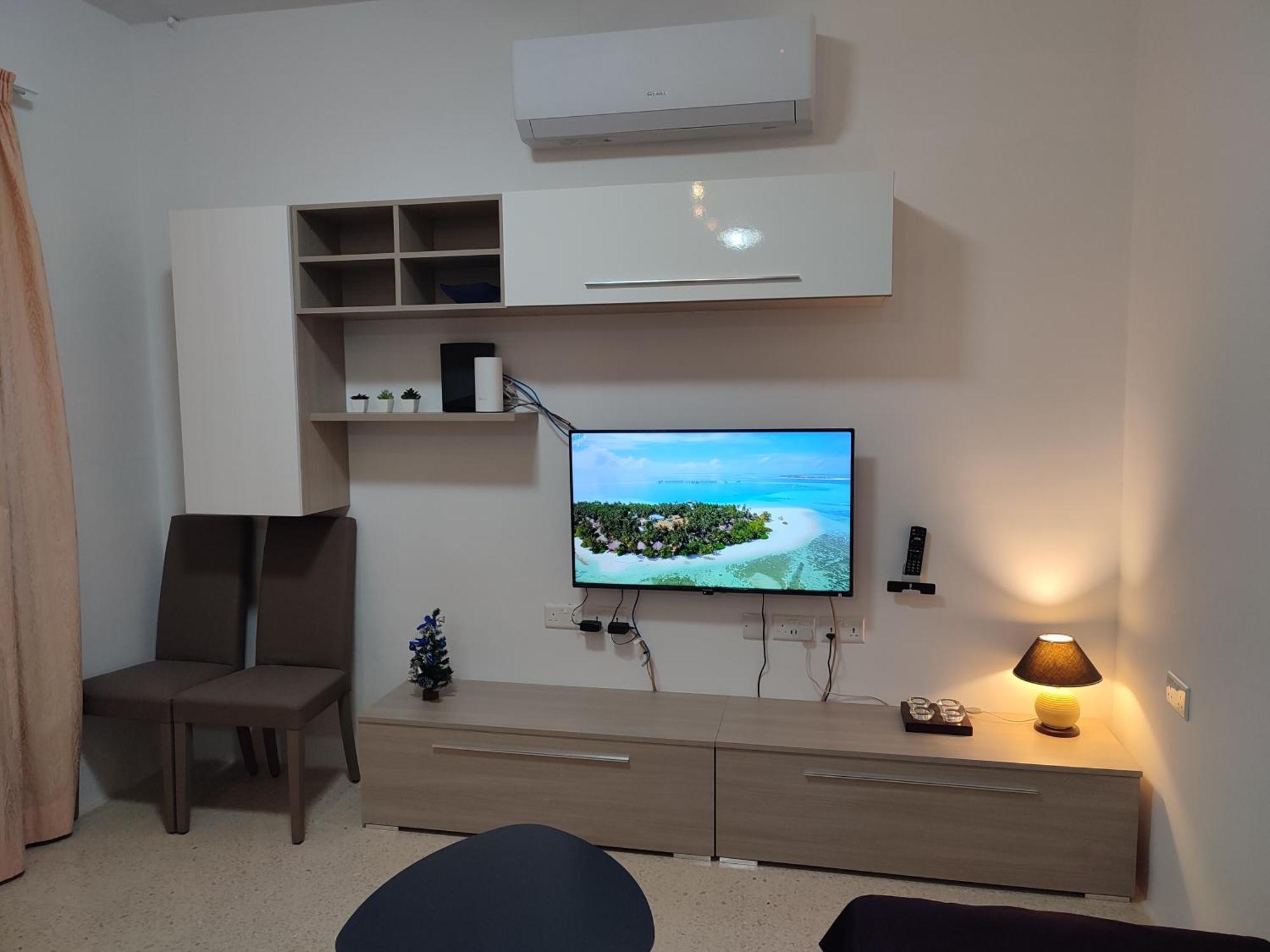 Apartment Dolphin Court 3-bedroom Sea View In Marsaskala, Malta *